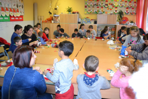 2018-12-11-szulokkel-es-tesokkal-karacsonyi-mano-keszul-az-elso-osztalyban